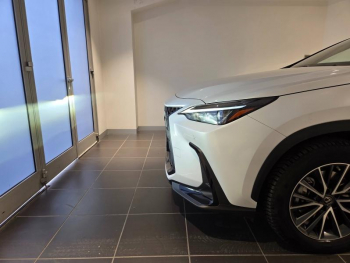 Photo 17 du bon plan LEXUS NX 450h+ Luxe 4WD MY24 occasion à 43490 €