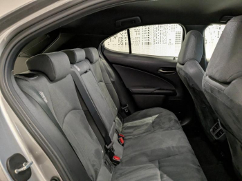 Photo 11 du bon plan LEXUS UX 250h Pack Business 2WD occasion à 25290 €