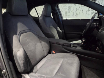 Photo 10 du bon plan LEXUS UX 250h Pack Business 2WD occasion à 26990 €