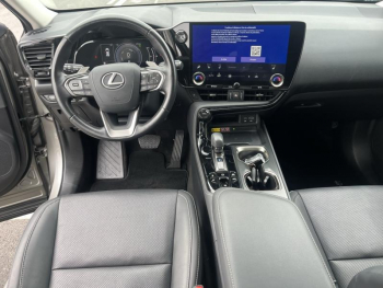 Photo 11 du bon plan LEXUS NX 450h+ Luxe 4WD Pack Design occasion à 48790 €