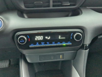 Photo 12 du bon plan TOYOTA Yaris 116h Design 5p MY22 occasion à 19990 €
