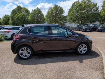 Photo 3 du bon plan PEUGEOT 208 1.6 e-HDi FAP Allure BMP6  5p occasion à 7990 €