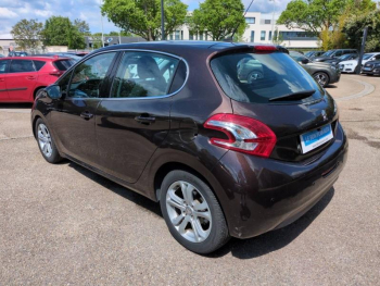 Photo 6 du bon plan PEUGEOT 208 1.6 e-HDi FAP Allure BMP6  5p occasion à 7990 €