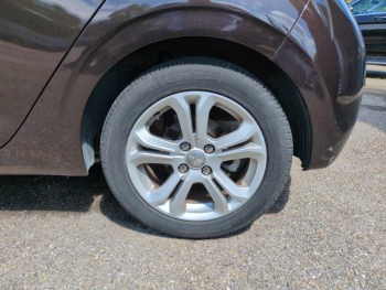 Photo 11 du bon plan PEUGEOT 208 1.6 e-HDi FAP Allure BMP6  5p occasion à 7990 €