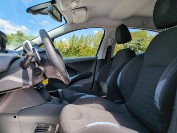 Photo 15 du bon plan PEUGEOT 208 1.6 e-HDi FAP Allure BMP6  5p occasion à 7990 €