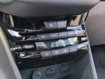 Photo 23 du bon plan PEUGEOT 208 1.6 e-HDi FAP Allure BMP6  5p occasion à 7990 €