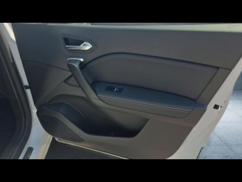 Photo 18 du bon plan RENAULT Captur 1.6 E-Tech hybride 145ch Engineered occasion à 22490 €