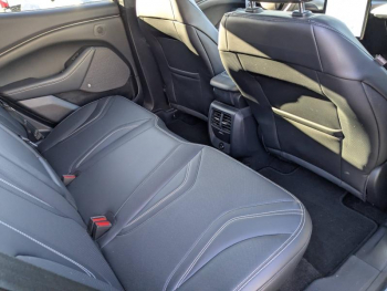 Photo 12 du bon plan FORD Mustang Mach-E 294ch Extended Range 99kWh 7cv occasion à 29900 €