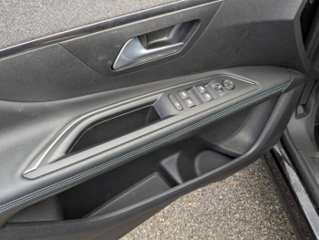 Photo 18 du bon plan PEUGEOT 3008 1.2 PureTech 130ch S&S Allure Pack EAT8 occasion à 19990 €