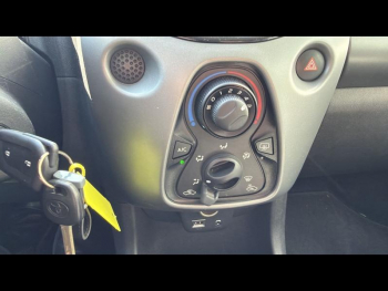 Photo 20 du bon plan TOYOTA Aygo 1.0 VVT-i 72ch x-play x-app 5p MC18 occasion à 9900 €