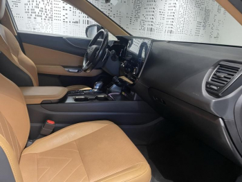 Photo 19 du bon plan LEXUS NX 450h+ Executive 4WD occasion à 40990 €