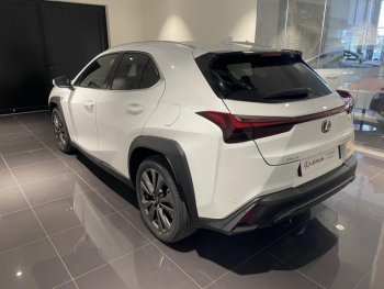 Photo 6 du bon plan LEXUS UX 300h F SPORT Design 4WD occasion à 39900 €