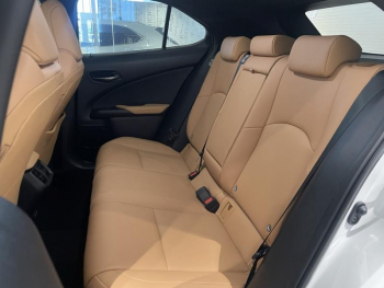 Photo 15 du bon plan LEXUS UX 300h F SPORT Design 4WD occasion à 39900 €