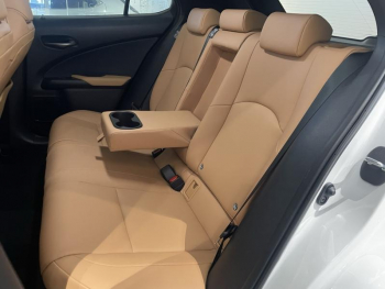 Photo 16 du bon plan LEXUS UX 300h F SPORT Design 4WD occasion à 39900 €