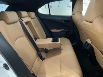 Photo 18 du bon plan LEXUS UX 300h F SPORT Design 4WD occasion à 39900 €