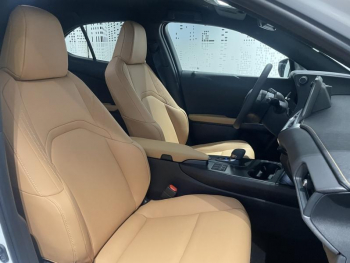 Photo 21 du bon plan LEXUS UX 300h F SPORT Design 4WD occasion à 39900 €