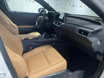 Photo 22 du bon plan LEXUS UX 300h F SPORT Design 4WD occasion à 39900 €