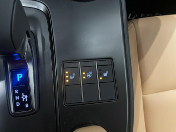 Photo 33 du bon plan LEXUS UX 300h F SPORT Design 4WD occasion à 39900 €