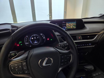 Photo 4 du bon plan LEXUS UX 250h 2WD F SPORT MY19 occasion à 23990 €