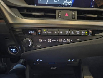 Photo 7 du bon plan LEXUS ES 300h F SPORT occasion à 33900 €