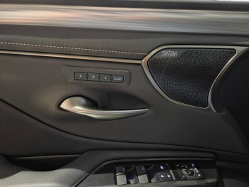 Photo 10 du bon plan LEXUS ES 300h F SPORT occasion à 33900 €
