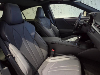 Photo 13 du bon plan LEXUS ES 300h F SPORT occasion à 33900 €