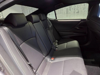 Photo 14 du bon plan LEXUS ES 300h F SPORT occasion à 33900 €