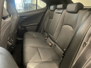 Photo 15 du bon plan LEXUS UX 300h F SPORT Design 2WD occasion à 32990 €