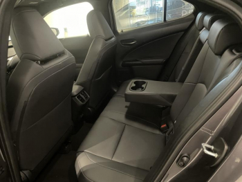 Photo 16 du bon plan LEXUS UX 300h F SPORT Design 2WD occasion à 32990 €
