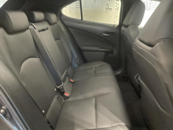 Photo 17 du bon plan LEXUS UX 300h F SPORT Design 2WD occasion à 32990 €