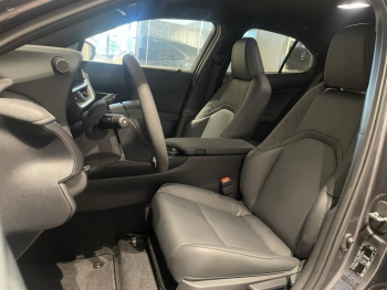 Photo 20 du bon plan LEXUS UX 300h F SPORT Design 2WD occasion à 32990 €
