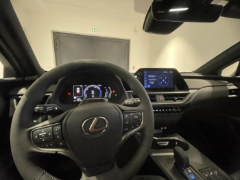 Photo 22 du bon plan LEXUS UX 300h F SPORT Design 2WD occasion à 32990 €