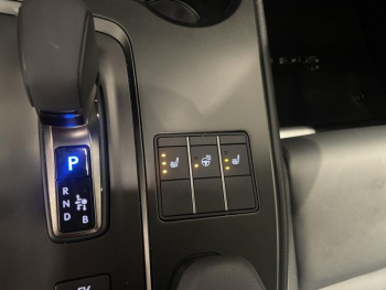 Photo 27 du bon plan LEXUS UX 300h F SPORT Design 2WD occasion à 32990 €