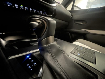 Photo 30 du bon plan LEXUS UX 250h 4WD Luxe Plus  MY22 occasion à 27990 €