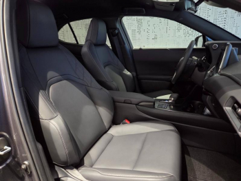 Photo 12 du bon plan LEXUS UX 300h F SPORT Design 2WD MC25 occasion à 36900 €