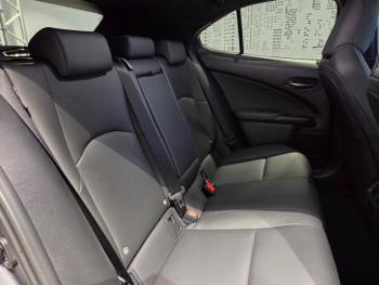 Photo 13 du bon plan LEXUS UX 300h F SPORT Design 2WD MC25 occasion à 32490 €