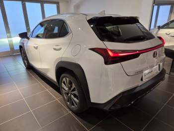 Photo 13 du bon plan LEXUS UX 300h F SPORT Design 2WD MC25 occasion à 36990 €