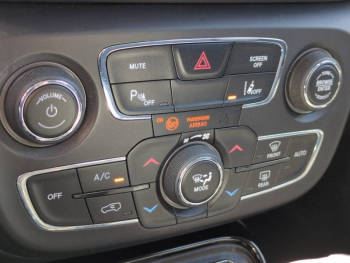 Photo 24 du bon plan JEEP Compass 2.0 MultiJet II 140ch Brooklyn Edition 4x4 BVA9 occasion à 15900 €