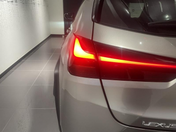 Photo 8 du bon plan LEXUS UX 300h F SPORT Design 2WD occasion à 31990 €
