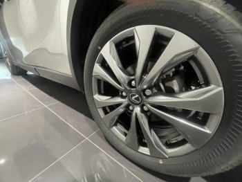 Photo 10 du bon plan LEXUS UX 300h F SPORT Design 2WD occasion à 31990 €