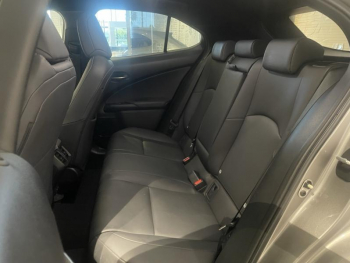 Photo 12 du bon plan LEXUS UX 300h F SPORT Design 2WD occasion à 31990 €