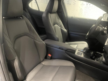 Photo 16 du bon plan LEXUS UX 300h F SPORT Design 2WD occasion à 31990 €