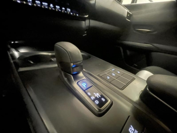 Photo 26 du bon plan LEXUS UX 300h F SPORT Design 2WD occasion à 31990 €