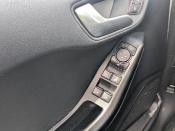 Photo 16 du bon plan FORD Fiesta 1.0 Flexifuel 95ch Titanium Business 5p occasion à 15990 €
