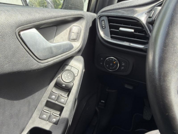Photo 21 du bon plan FORD Fiesta 1.0 Flexifuel 95ch Active X 5p occasion à 16290 €