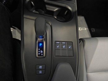 Photo 10 du bon plan LEXUS UX 300h F SPORT Design 2WD MC25 occasion à 31890 €