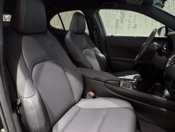 Photo 11 du bon plan LEXUS UX 300h F SPORT Design 2WD MC25 occasion à 31890 €