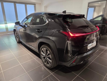 Photo 14 du bon plan LEXUS UX 300h F SPORT Design 2WD MC25 occasion à 31890 €