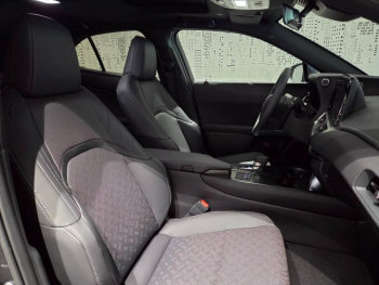 Photo 18 du bon plan LEXUS UX 300h Luxe 2WD MC25 occasion à 42900 €