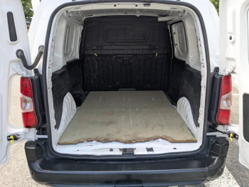 Photo 12 du bon plan PEUGEOT Partner Standard 650kg BlueHDi 100ch S&S BVM5 Premium sans TVA occasion à 13451 €
